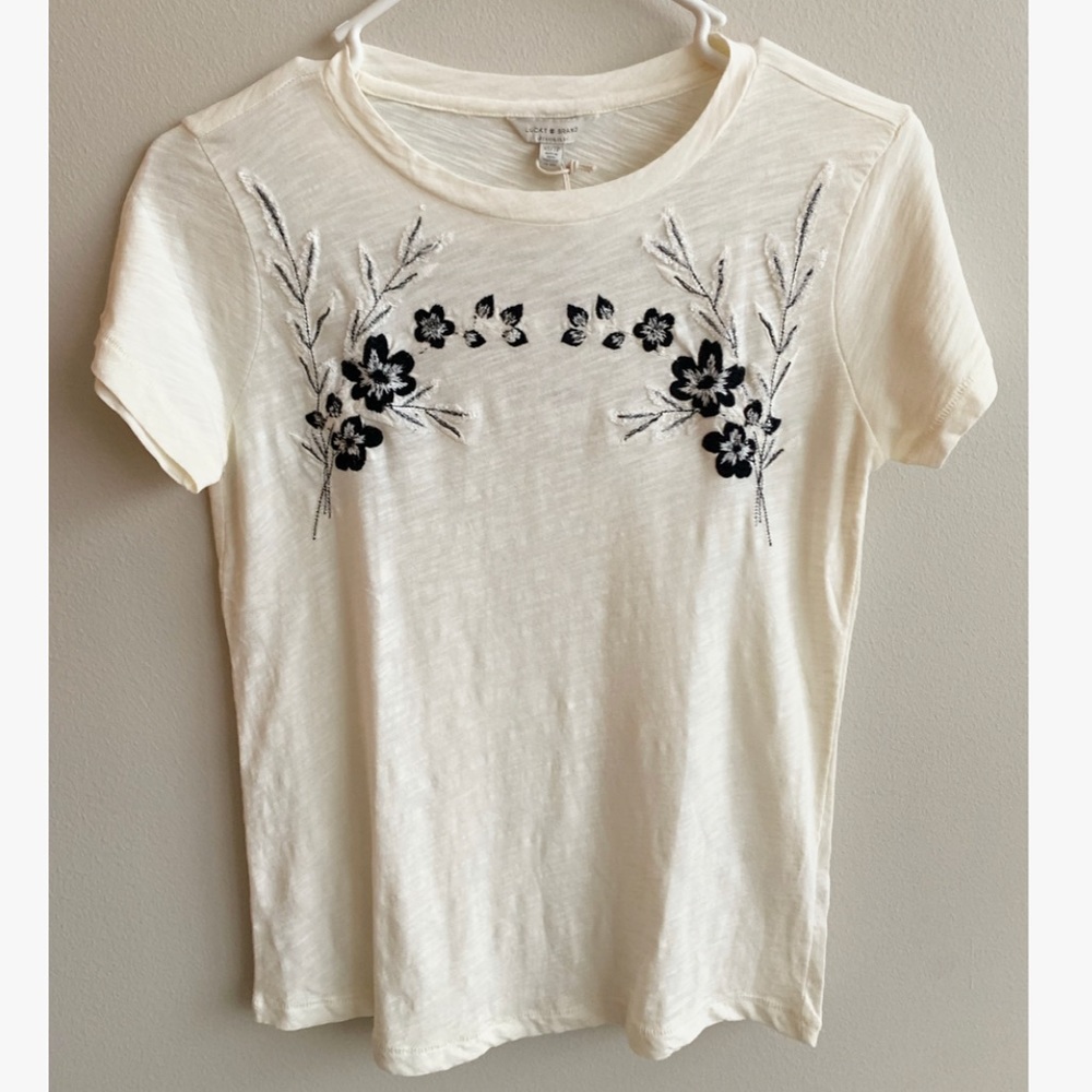 • Lucky Brand T-shirt •